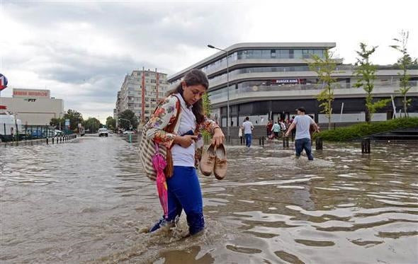 Καταιγίδες και πλημμύρες έπληξαν την Κωνσταντινούπολη – Προειδοποιούν άτομα κάτω από 1,60 να μην κυκλοφορούν στους δρόμους (βίντεο)